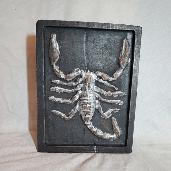 Wooden scorpion book decor block - Picture 1 of 5